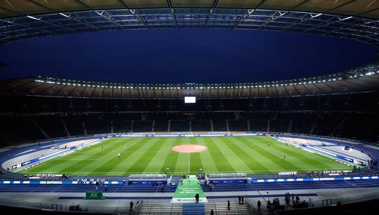 So erhält der Stadionrasen sein Muster