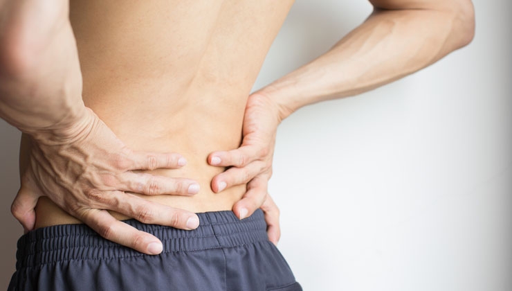 Rückenbeschwerden mit der Faszienrolle behandeln