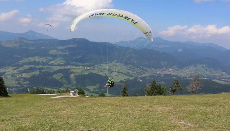 Ausprobiert – Gleitschirmfliegen in Kössen