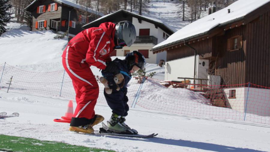 Das erste Mal auf Skiern – So lernen Kinder Skifahren